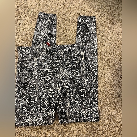 SPANX Pants - NWOT Spanx snakeskin faux leather leggings
